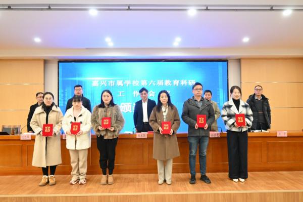 獲獎(jiǎng)合照1——右1 我校一等獎(jiǎng)獲得者顧穎娟_副本.jpg